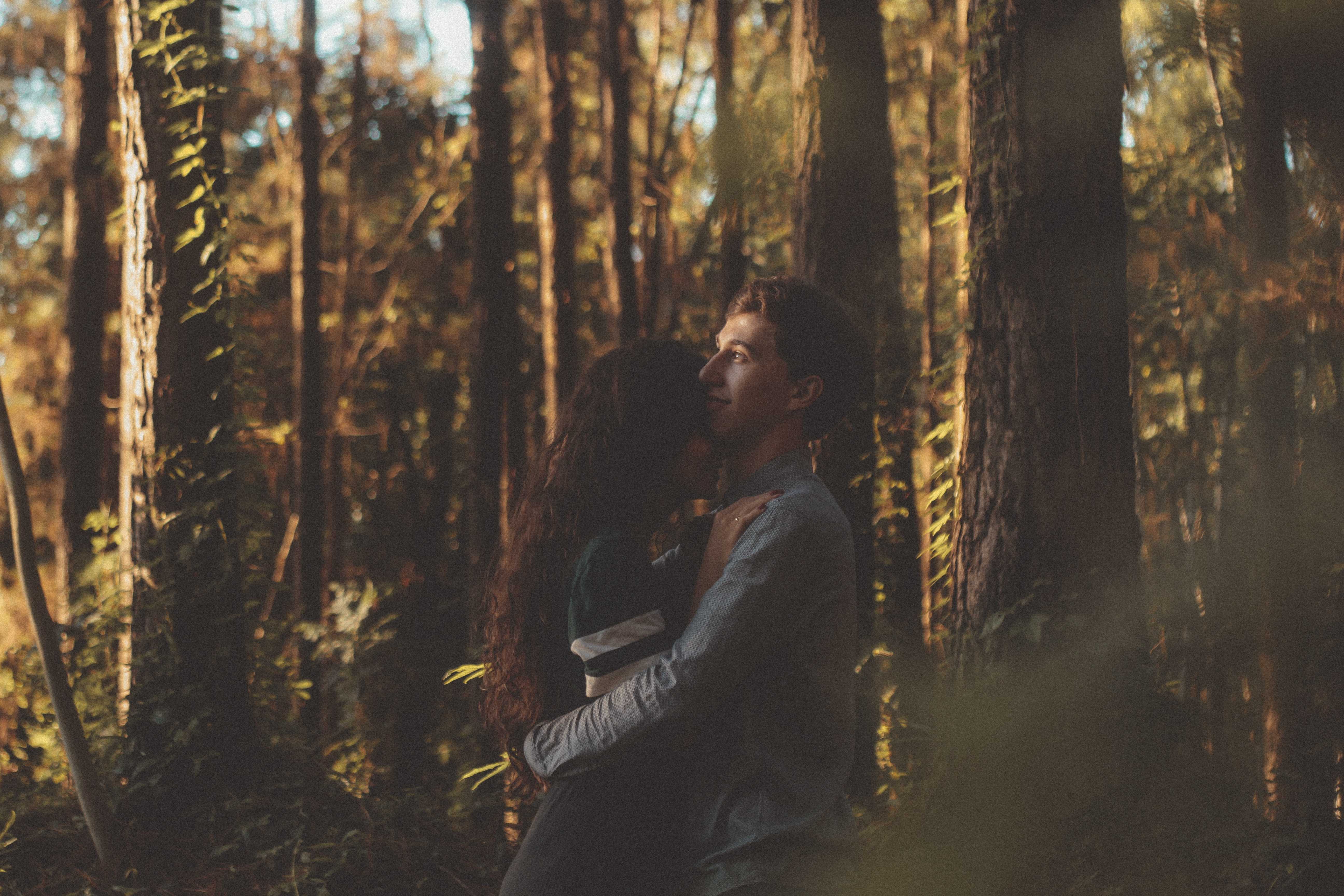 Человек который любит лес. Влюбленные в лесу. Пара в лесу. Двое в лесу. Влюбленная пара в лесу.